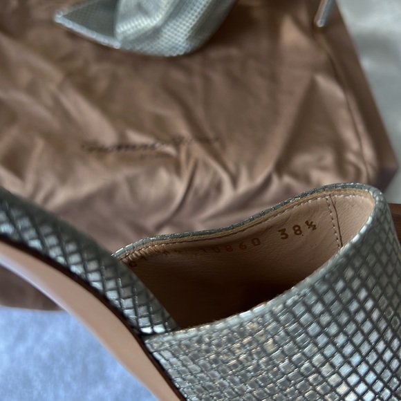 Gianvito Rossi, Alise silver mules. Gently used. Fits a true size 8 in women’s. - Picture 3 of 8
